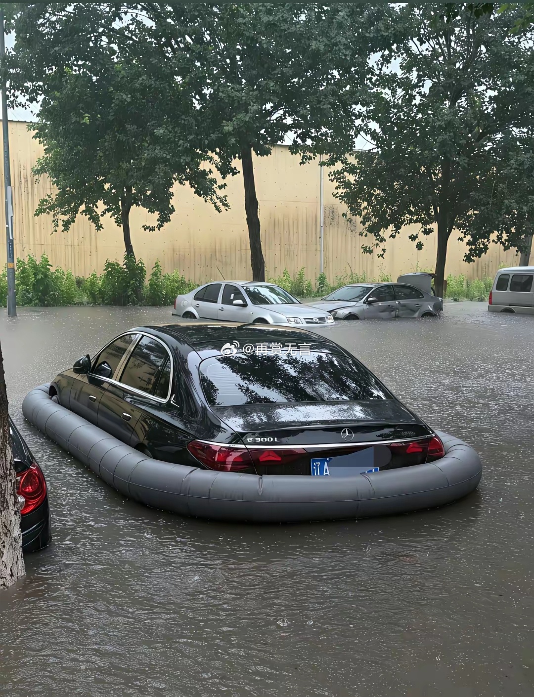 暴雨台风来袭，再也不怕汽车被冲走了，也太聪明了吧！！ 