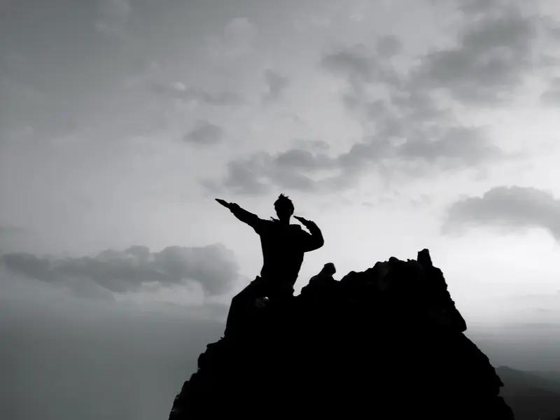 女人真正的美，绝不是徒有外表。它是面对生活困境时的坚韧，就像风雨中依然挺立的花朵