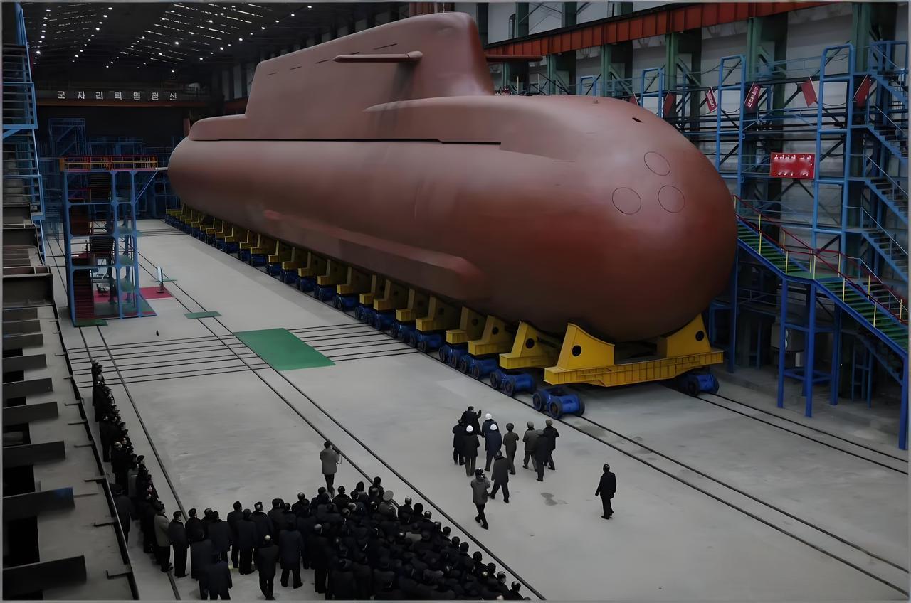 朝鲜公开在建的8700吨级战略核潜艇，造型独特，实力究竟如何？
朝方新曝光的这艘