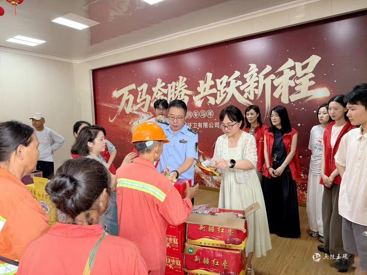 玉环同心致敬高温下的城市美容师  8月24日上午，玉环市海外留学回国创业人士联谊