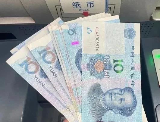当群演那可比工厂轻松太多了，干过电子厂之后我也能理解厂妹为啥去KTV坐台了，一天