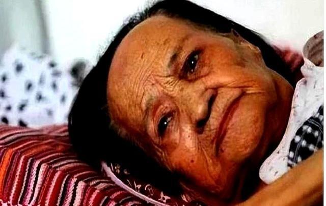 1944年，日军将一个光着身子的少女扔到了河边，临走时还踢了几脚。突然，一条狼狗