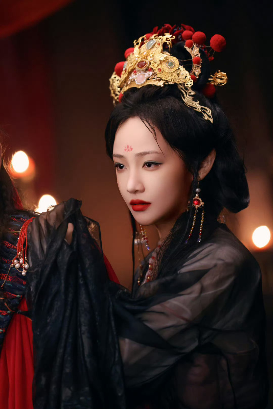 第一次见疯感这么强的短剧 无需嘶吼，疯感尽在眉眼间。藏于礼教下的偏执，隐于温顺后