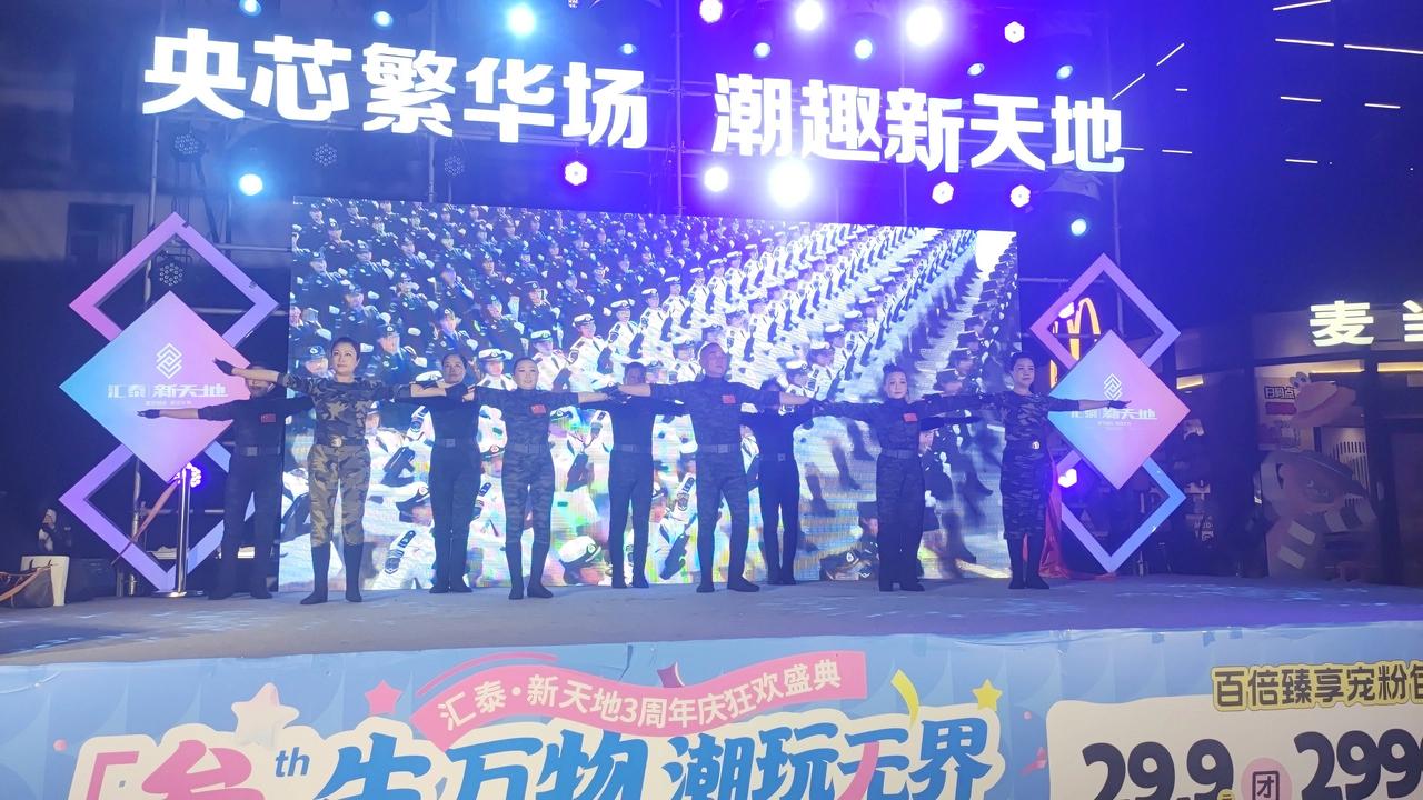 观重庆舞队军舞
迷彩英姿耀舞台，
铿锵步履响如雷。
胸存浩气精神旺，
袖绽雄风意