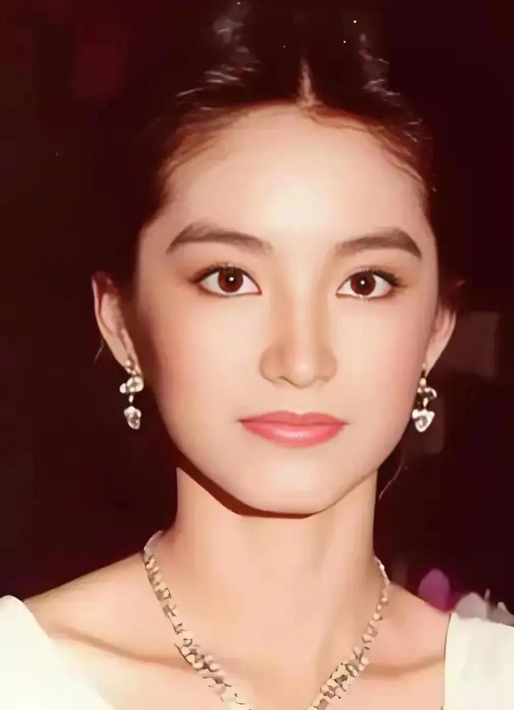 世上怎么会有如此美艳动人的人，林青霞就是女版的阿兰德龙，阿兰德龙的帅是全世界承认