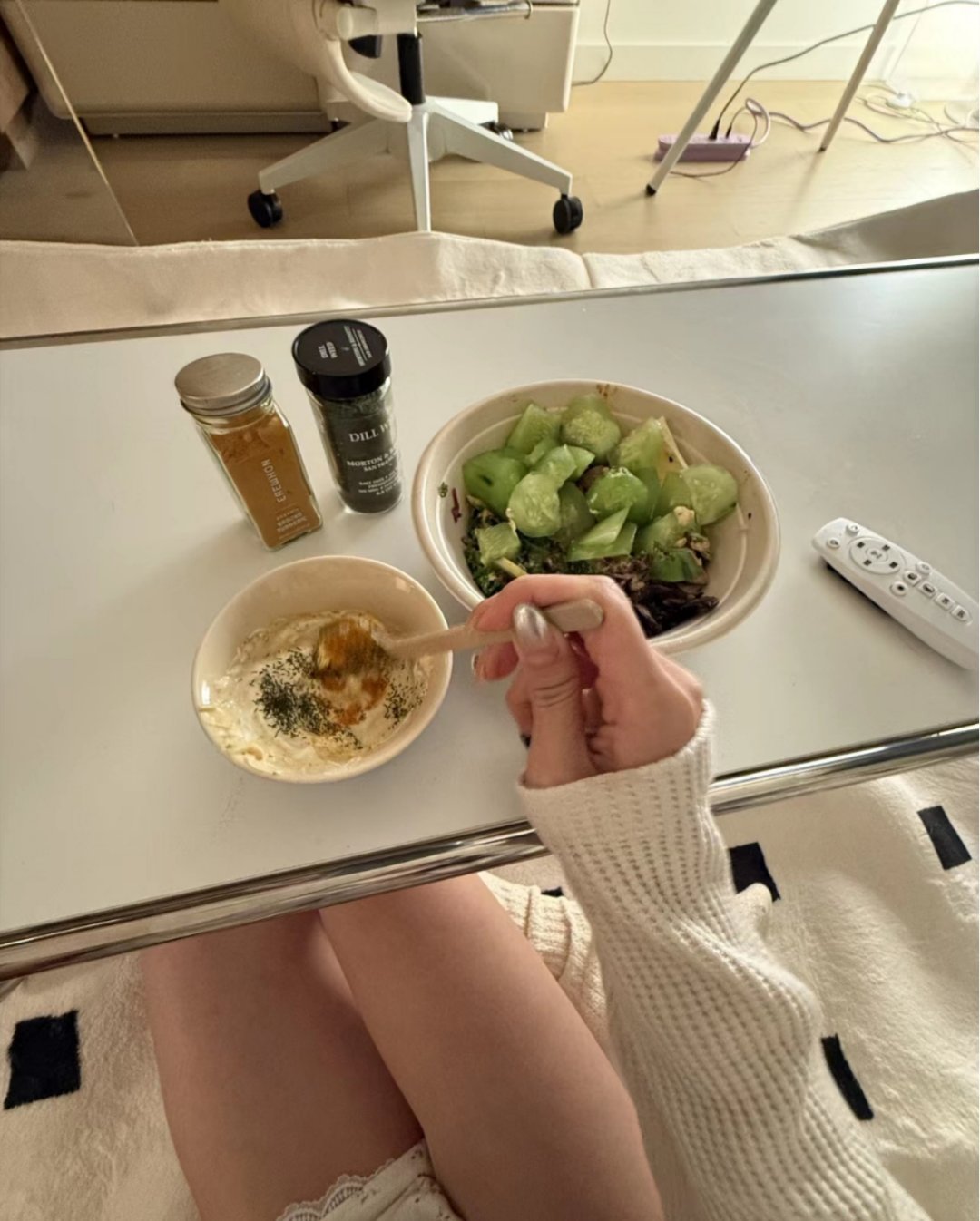 从那以后 在越来越多的沉默和妥协里 我不再去伸手讨要幸福 . 