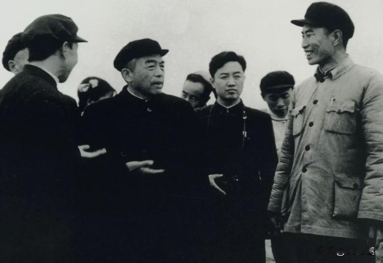 1961年，彭德怀回到家乡，深情地对乡亲们说：“我敢说，但没人听我的。现在解除了