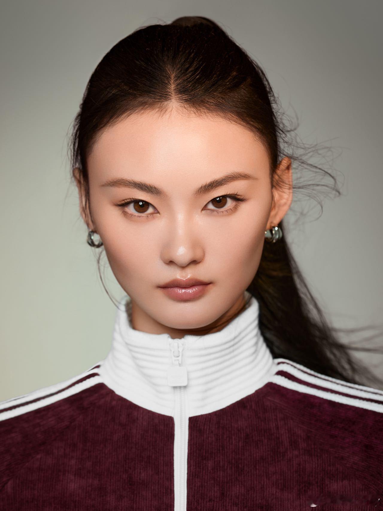 贺聪官宣Adidas代言人，三叶草女孩贺聪解锁新身份！Adidas正式官宣其为代