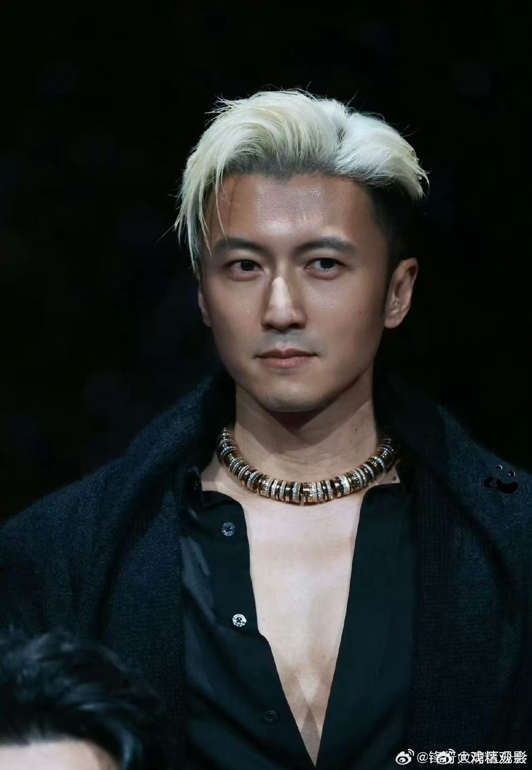 吴京给谢霆锋介绍刘耀文 谁能拒绝这种前辈带后辈的画面啊！吴京主动引荐有打星梦的刘