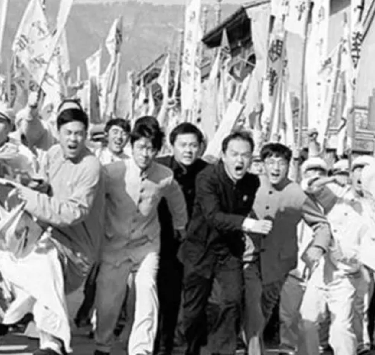 山东是最先被日寇侵占的地区之一，齐鲁大地上的男女青年们不愿当亡国奴，任侵略者宰割