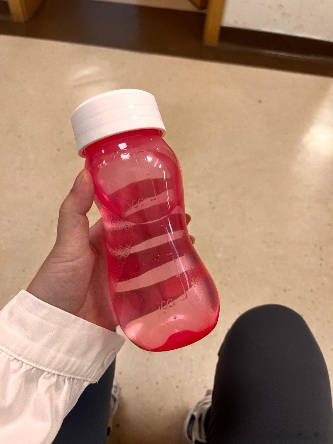 抽完血，一共6管早午饭一起吃：锅盔三个+一碗牛肉粉丝汤今天去医院很早，开始以为没