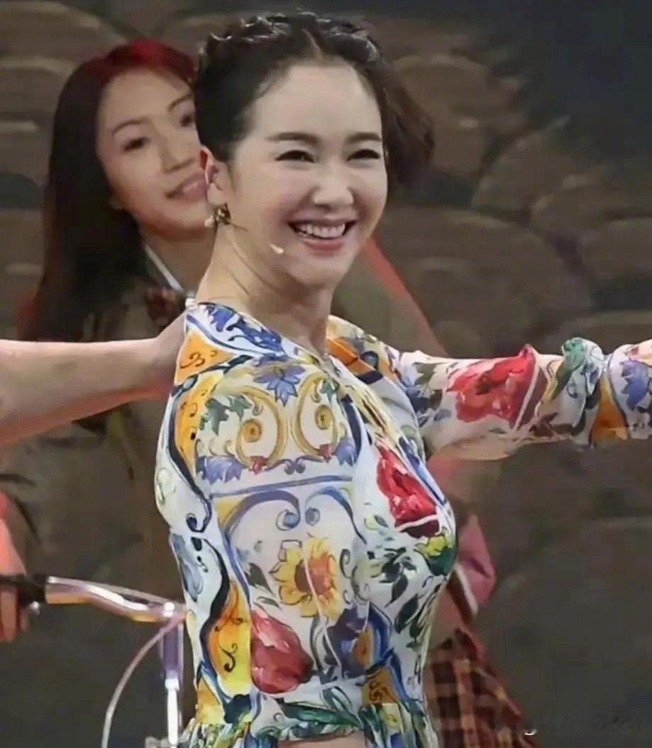 左小青觉得自己的脸像是充满了涨红的气球，过分追求美丽的后果。 