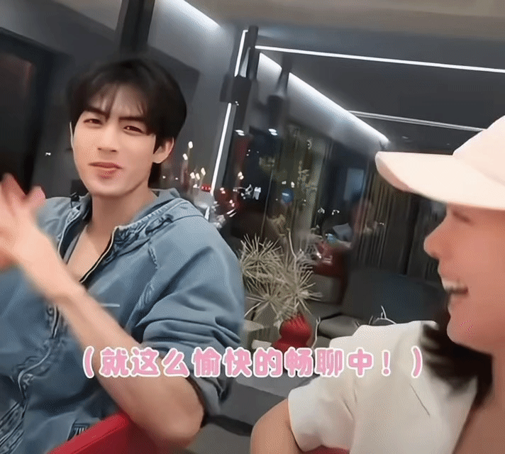 宋威龙赵今麦聚餐完全是挨着坐的可能是剧组聚餐吧，演员私下接触很正常~宋威龙赵今麦