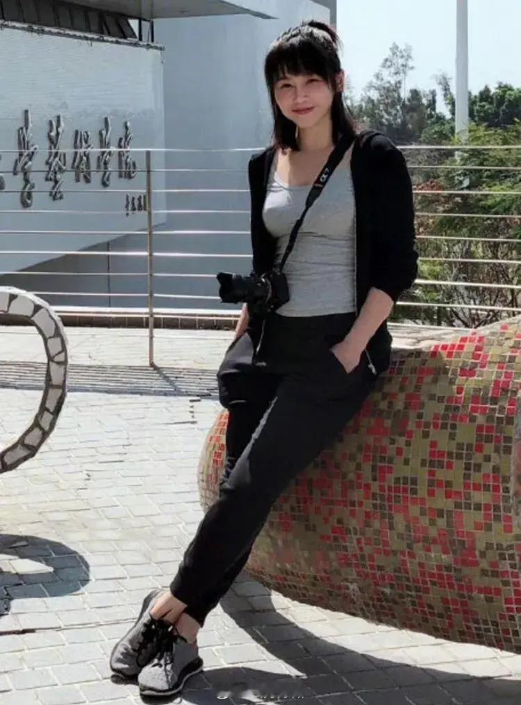 看葛夕以前的旧照，她真的好漂亮，就有一种文艺的素雅美，一看就很钢琴老师的气质。她
