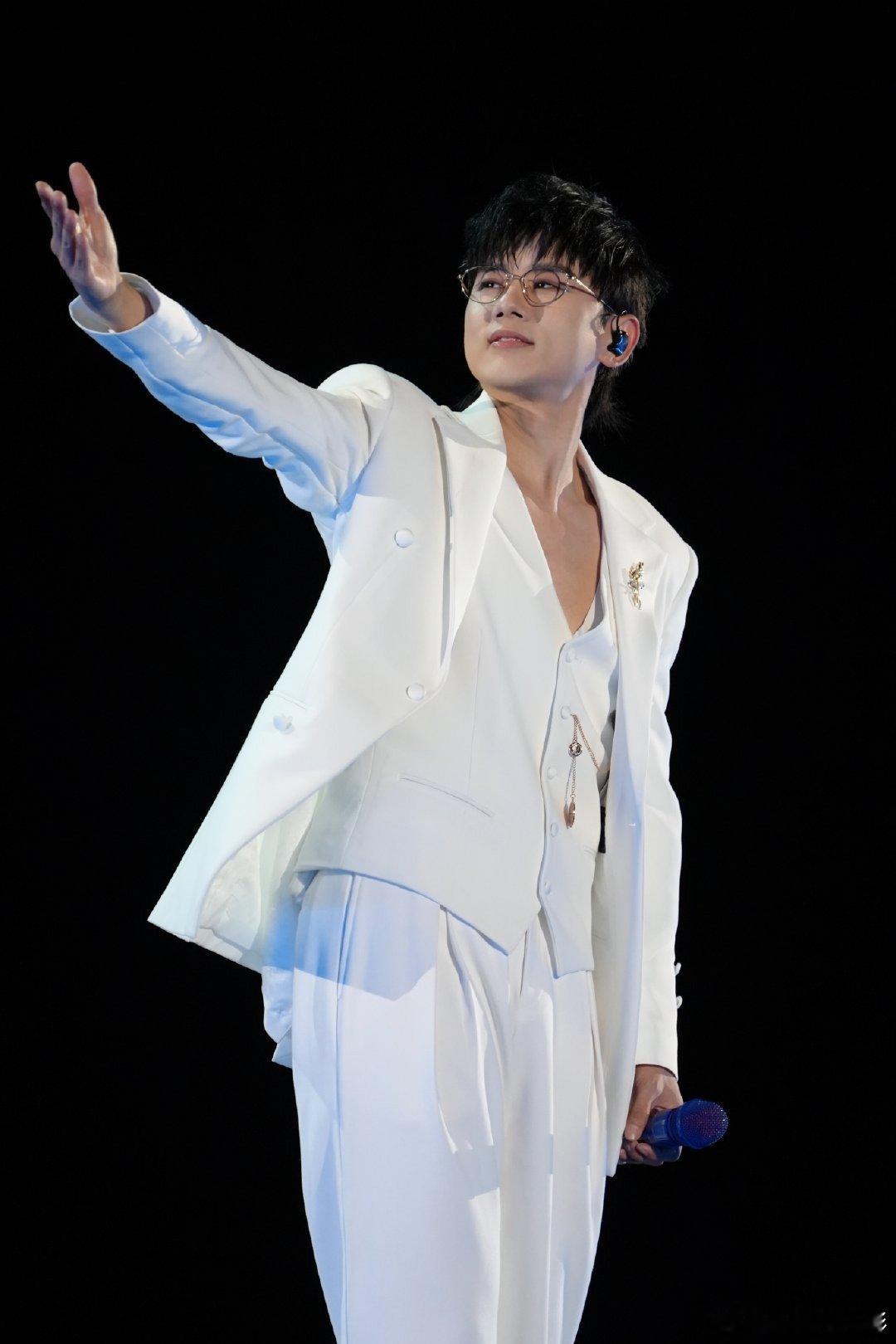 张杰唱好汉歌张杰唱了好汉歌张杰青岛演唱会唱了好汉歌哈哈哈！张杰今晚唱了好汉歌 ​