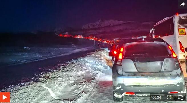 超过一百辆汽车被堵塞在捷里别尔卡村。

由于暴雪，导致在在摩尔曼斯克地区的旅游景