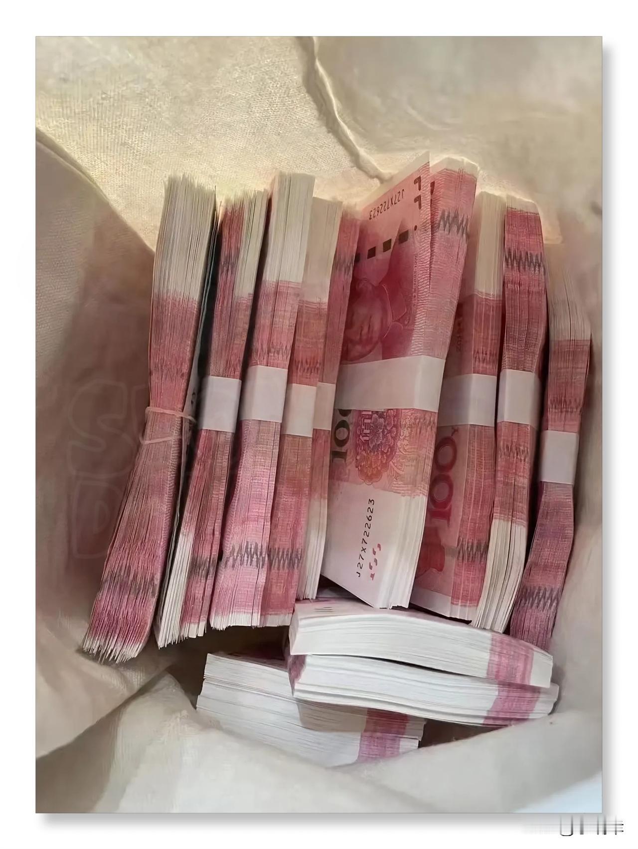 发现没？
一个打工人，
只要你有超过10万存款
并且不需要还车贷房贷
你的日子不