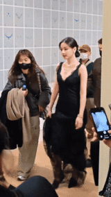 迪丽热巴走路劲劲的迪丽热巴走路劲劲的，带起的风都是香香的 