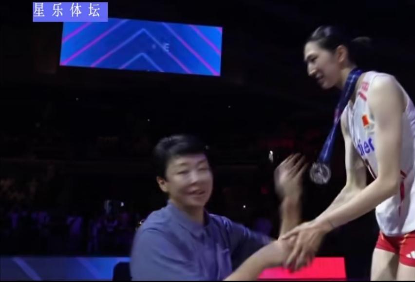 女排亚锦赛冠军、泰国队主教练的夫人冯坤，作为嘉宾给亚军中国队颁奖。
不足为奇！