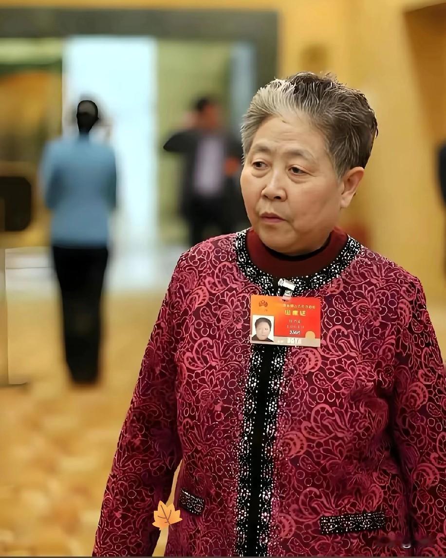 老干妈当年创业，穷得连瓶子都买不起。玻璃厂嫌她订单小，只有贵阳一家小厂肯帮她，价