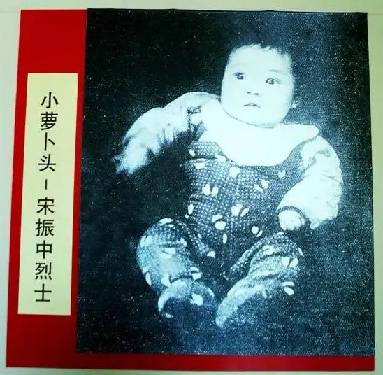 1949年11月30日，当小萝卜头的尸体被挖出时，早已腐烂，但人们看到小萝卜头手