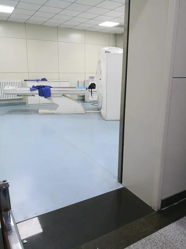 他是一名医学影像学专业生，规培后进入了介入放射科室

科室很忙，
来到这就开始了