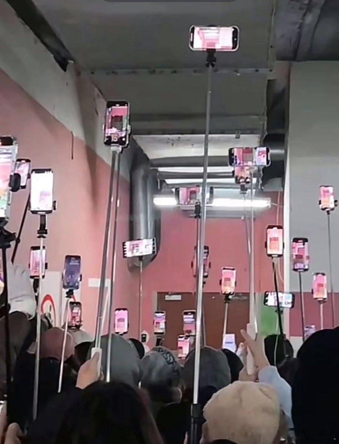 锦州网友会懂的，这些蹲车库还有开直播的，绝对不是肖战粉丝，都是靠肖战牟利的。 ​