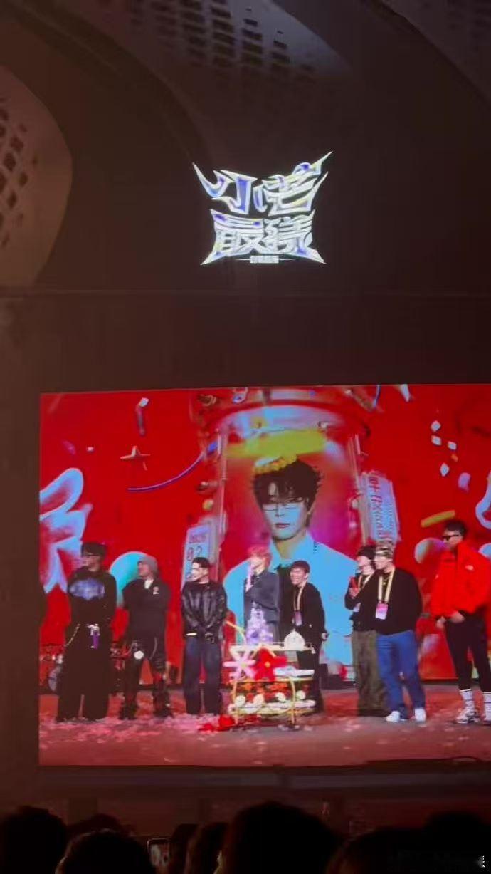 半个哈圈都来给早安过生日了 半个哈圈齐聚为早安过生日，这同框画面太珍贵，满满都是