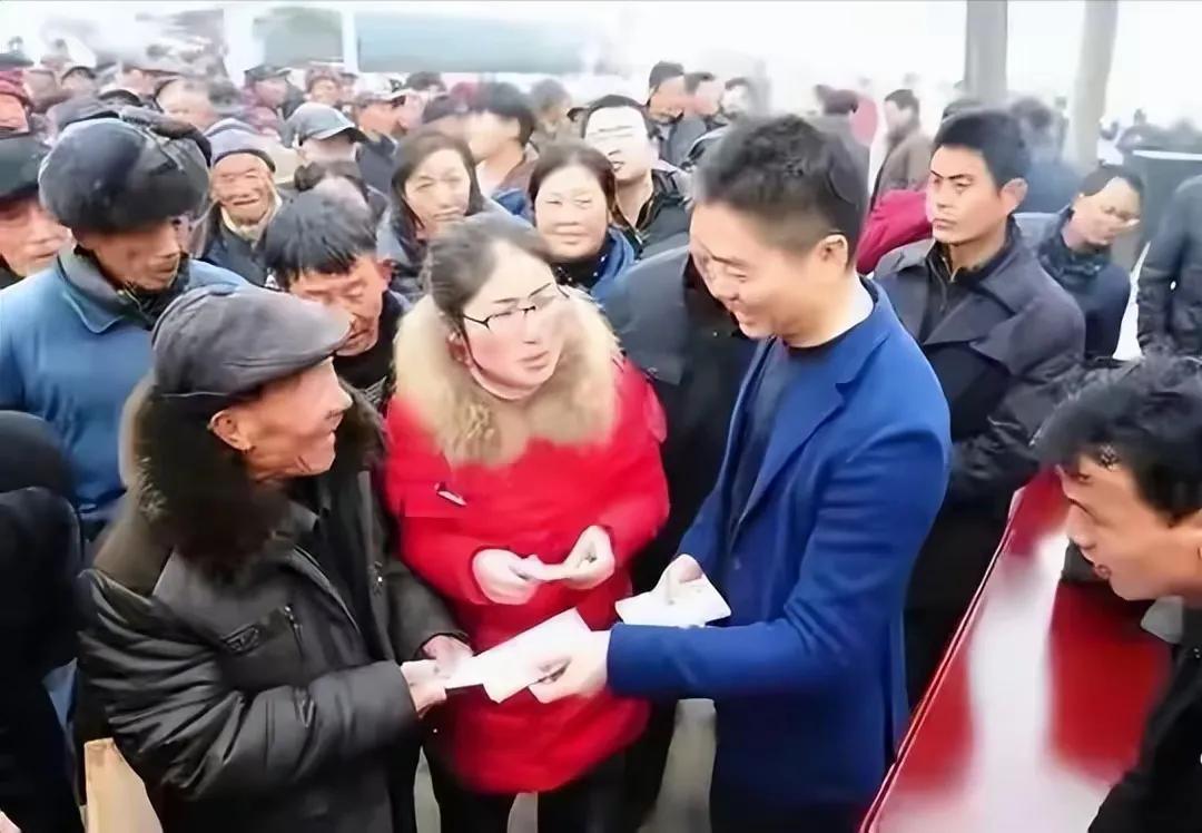 刘强东6年没回老家过年了强哥，这些年不回家也是有原因的，其一、在美国的那个事件对