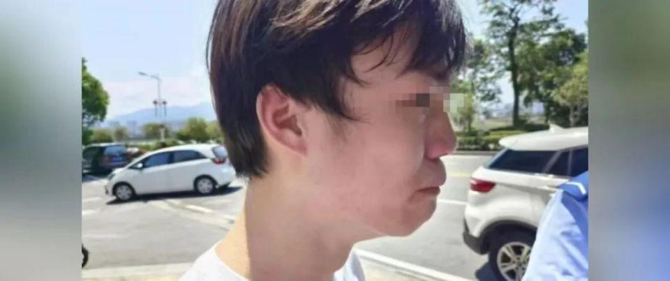 “想钱想疯了？”去年江西一大爷摔倒流血无人敢扶，一17岁小伙好心将其扶起并通知家