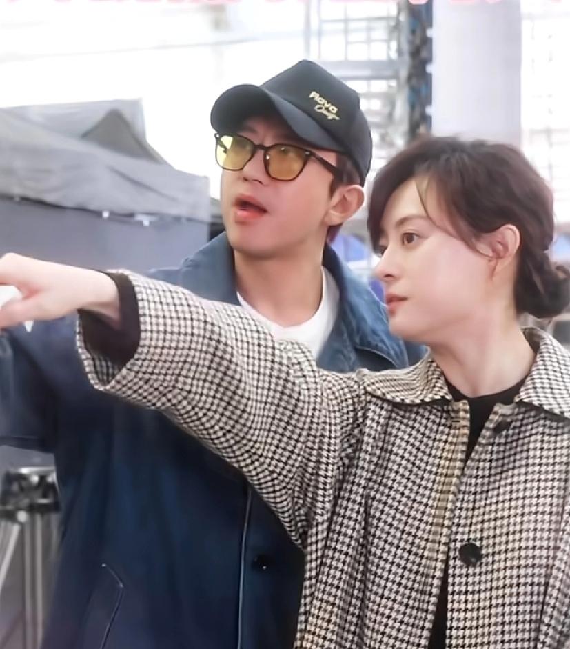 邓超孙俪夫妻俩私下真会玩，邓超主动张大嘴巴，让孙俪往他嘴里吐乌梅核，两个人在片场