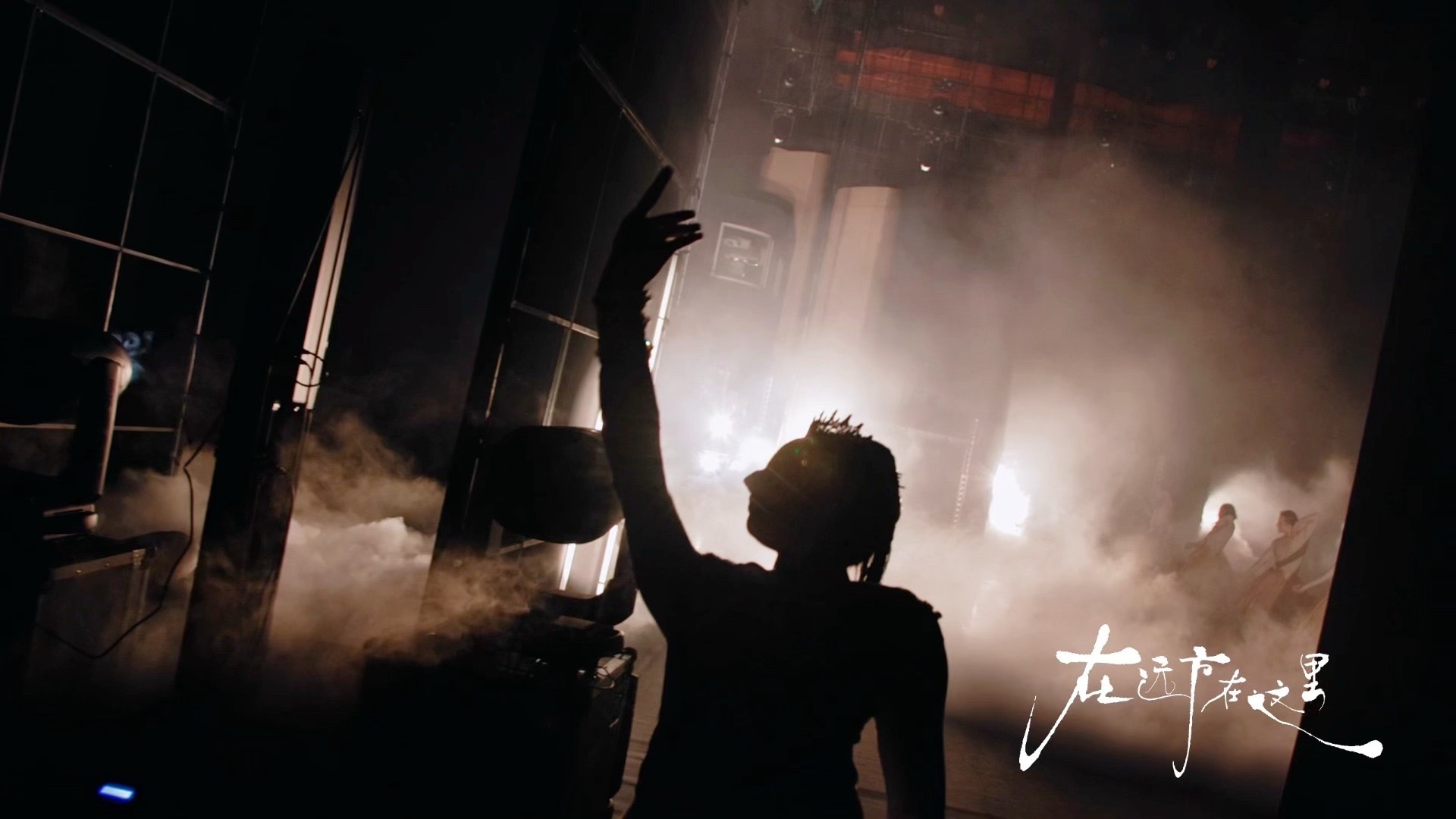 冯小刚徐帆看佟丽娅舞剧 备受期待的舞剧《在远方在这里》正式开演，佟丽娅的舞台表现