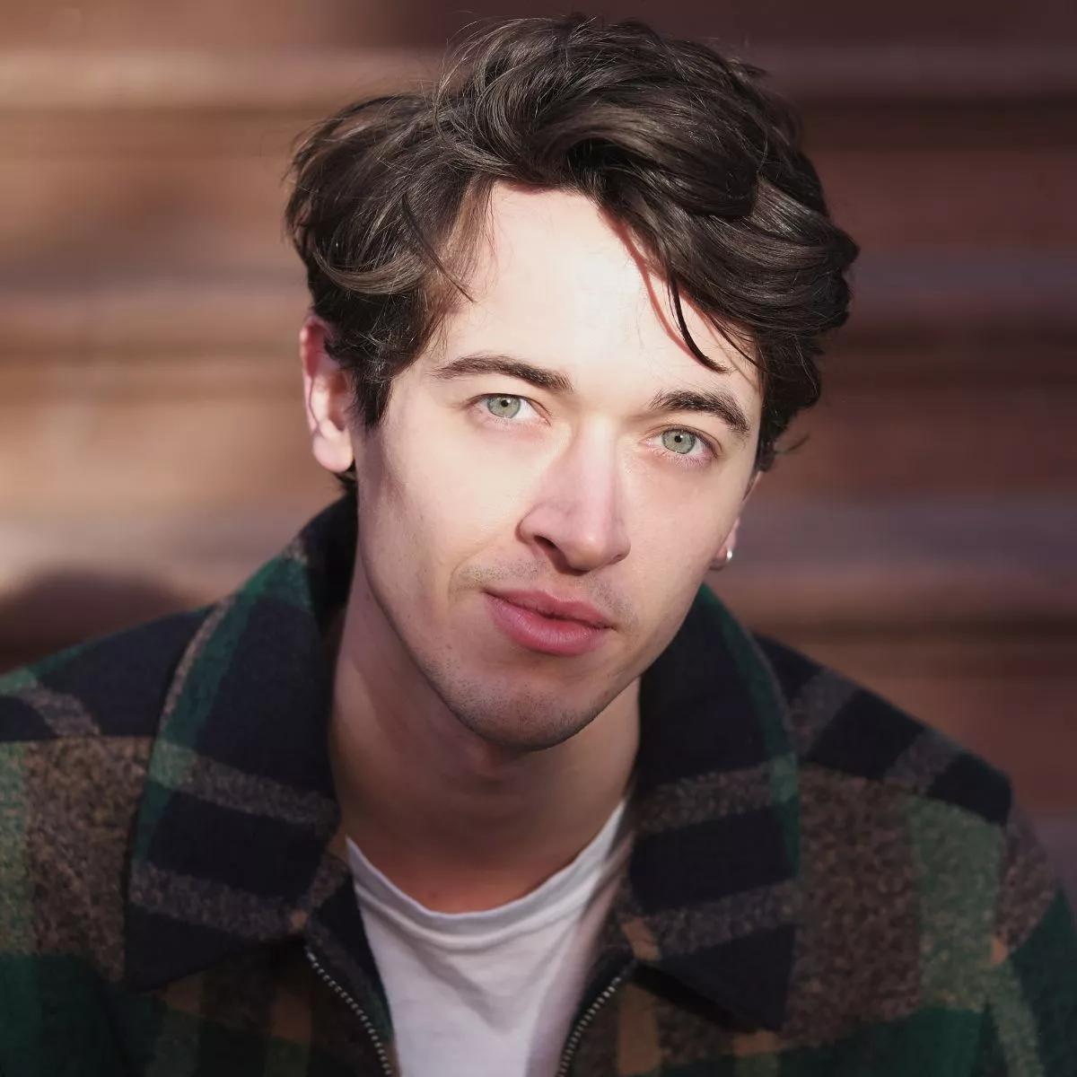 《饥饿游戏：鸣鸟与蛇的歌谣》的男主角 Tom Blyth（汤姆·布莱斯）凭借着电