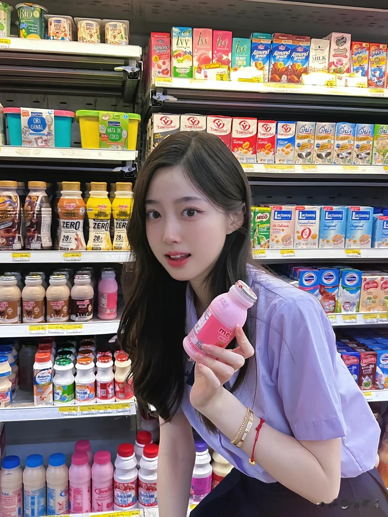 粉瓶映笑颜，货架藏芳华。