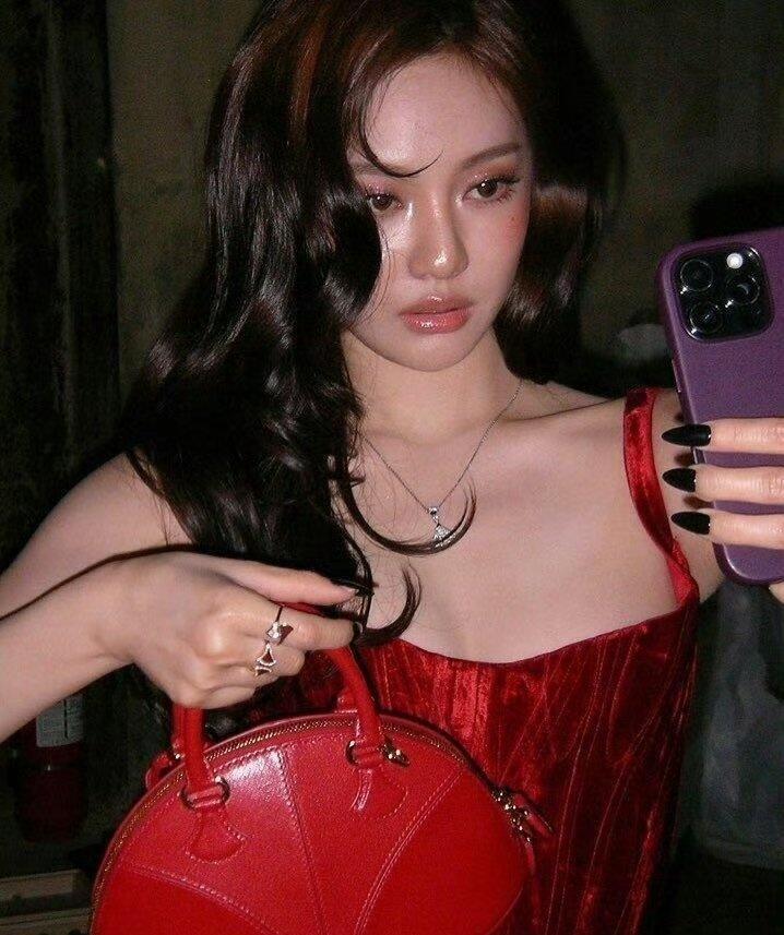 普通的裙子穿出了超级贵气的效果 中国女人就该穿中国红！！