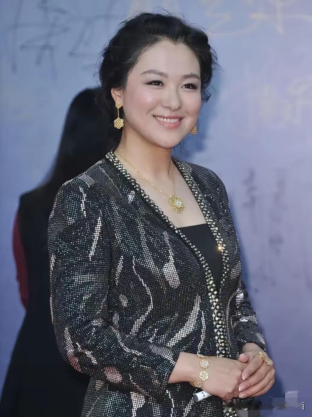 她这样的笑容总是给人一种岁月静好的美感，这是我见过女明星里面笑容最甜美的一个，没