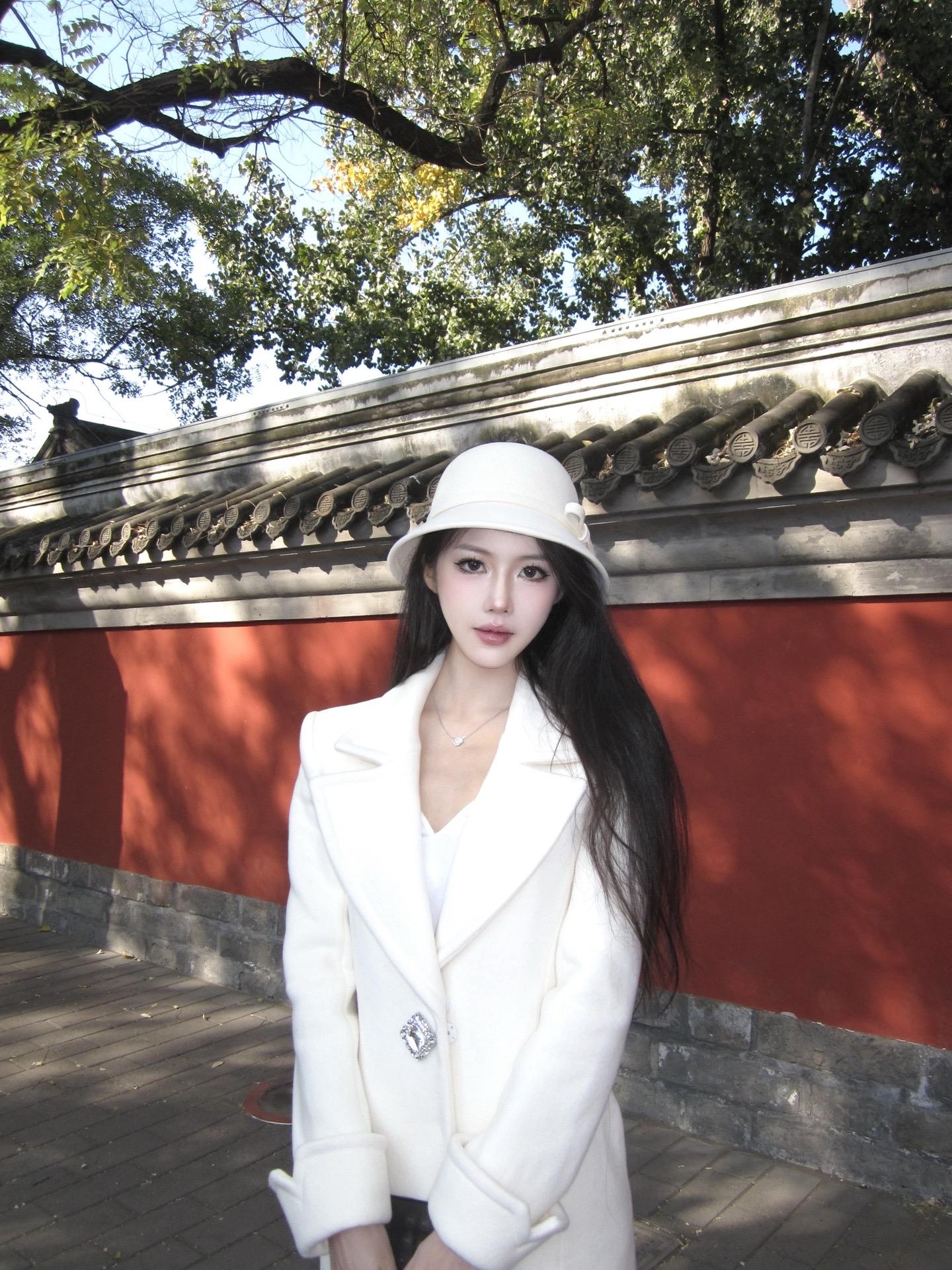 人总是喜欢反季节的东西 就像幸福后知后觉。