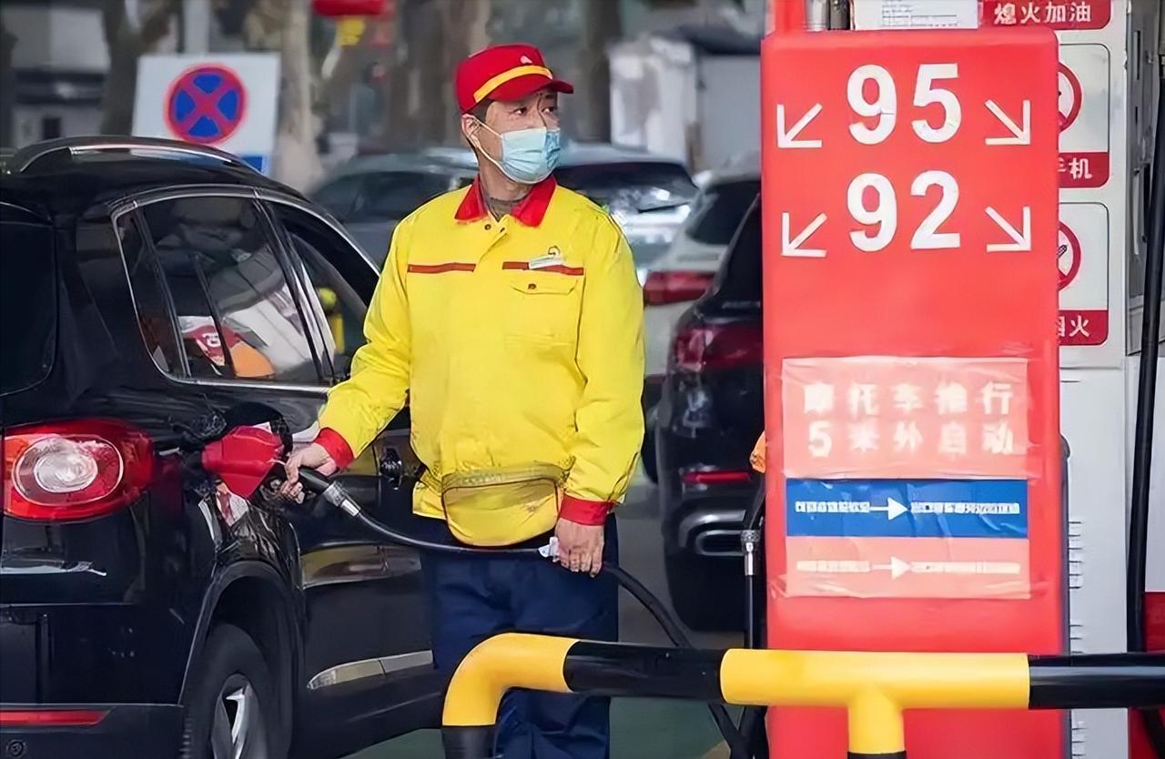 [月亮]喜大普奔！2026年油价终于迎来第一次下调，这口“定心丸”来得太及时了！
