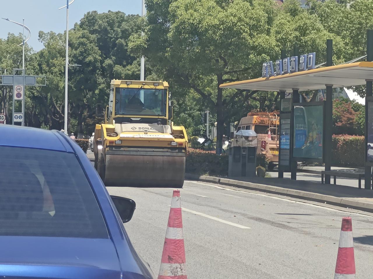 苏州新区大白天在闹区马路上进行修路，四线变成了一线道。长江路从泉屋百货一直延伸到