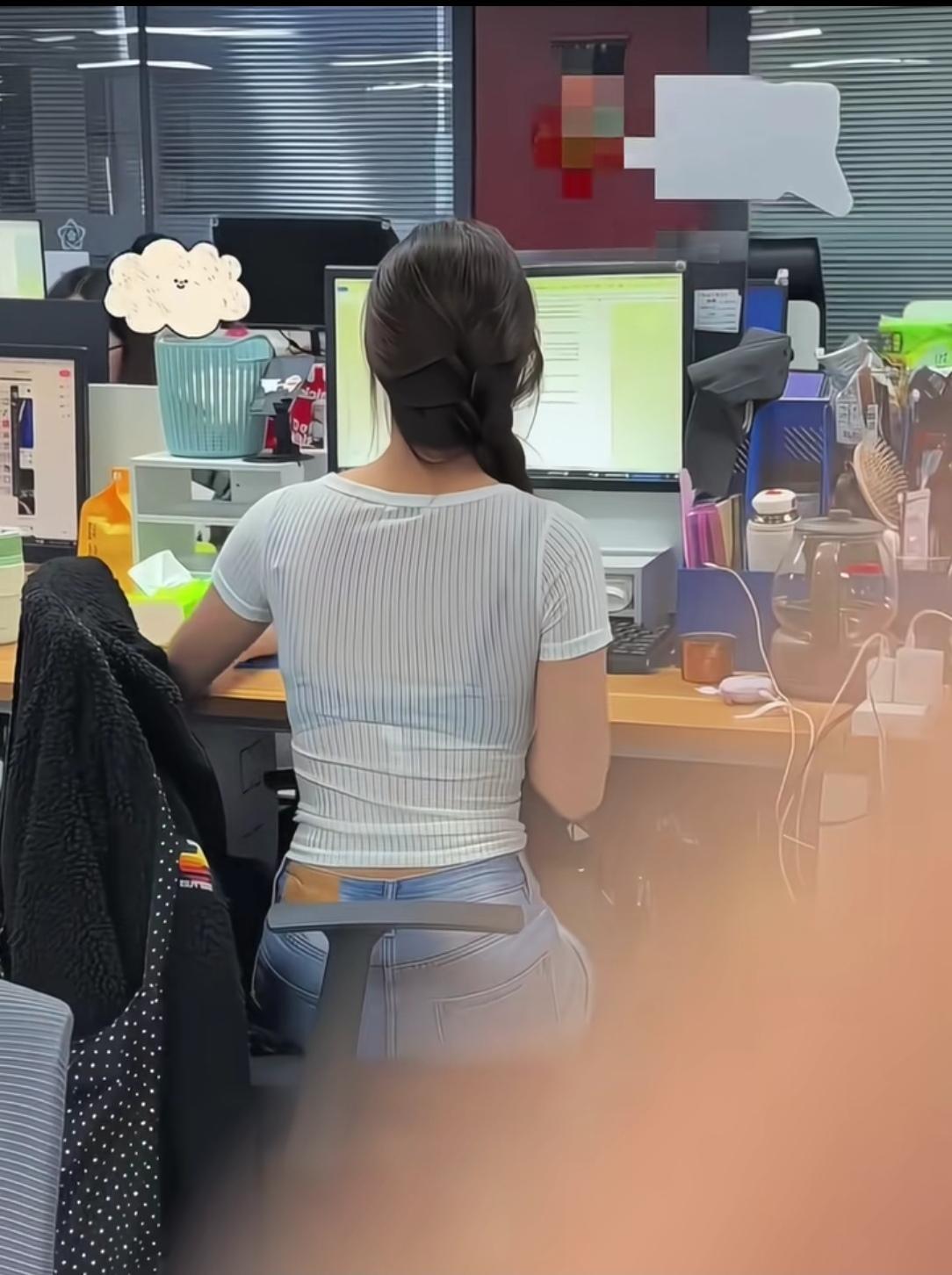 晒图笔记大赛 
忙碌的办公桌，专注的背影，工作中的你最美！💻💼