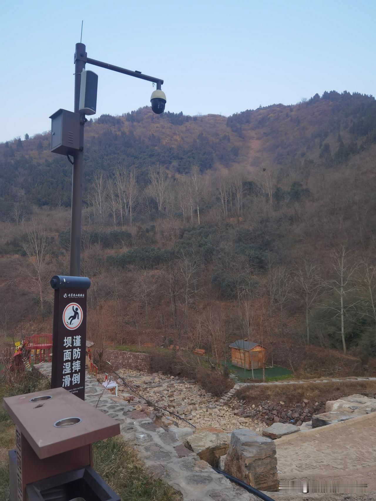 今天到这儿来逛了逛，眼前就是连绵的山，冬天的树叶子落得差不多了，只剩些枝干，看着