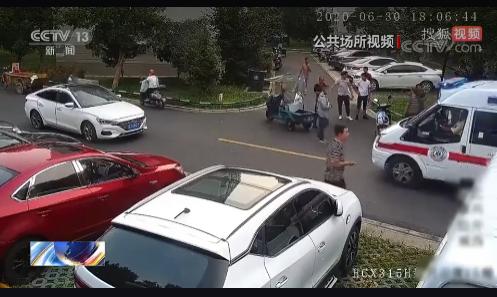 “冤不冤！”浙江嘉兴，老太太在小区卖玉米，不慎跌倒。围观人群却不敢救，危急之时，