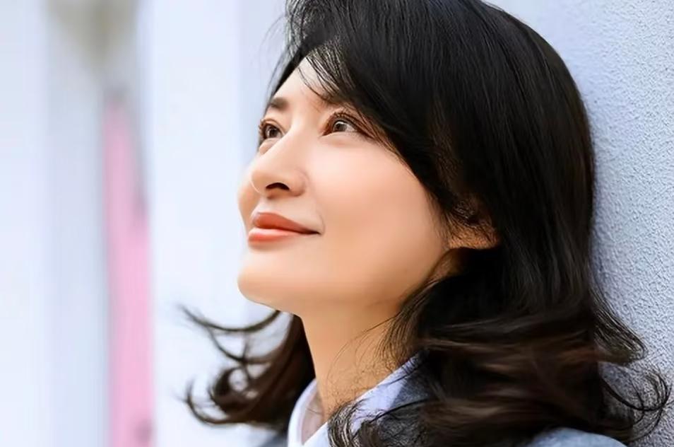 前央视主持人周涛这身装扮太美了。

她身着一件雾霾蓝双排扣羊毛大衣，内搭白色衬衫