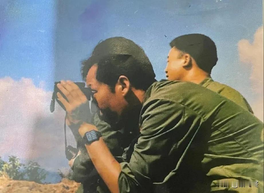 副部队长吴玉谦在前沿阵地观察敌情
吴玉谦是位传奇人物。他1943年出生于山东宁阳