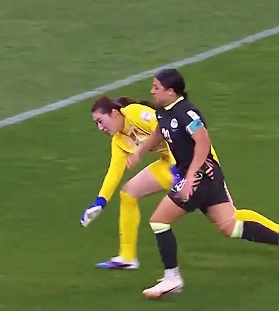 球迷们真没必要对中国队门将彭诗梦口诛笔伐，最后那个失球，她出击的时机没什么问题，