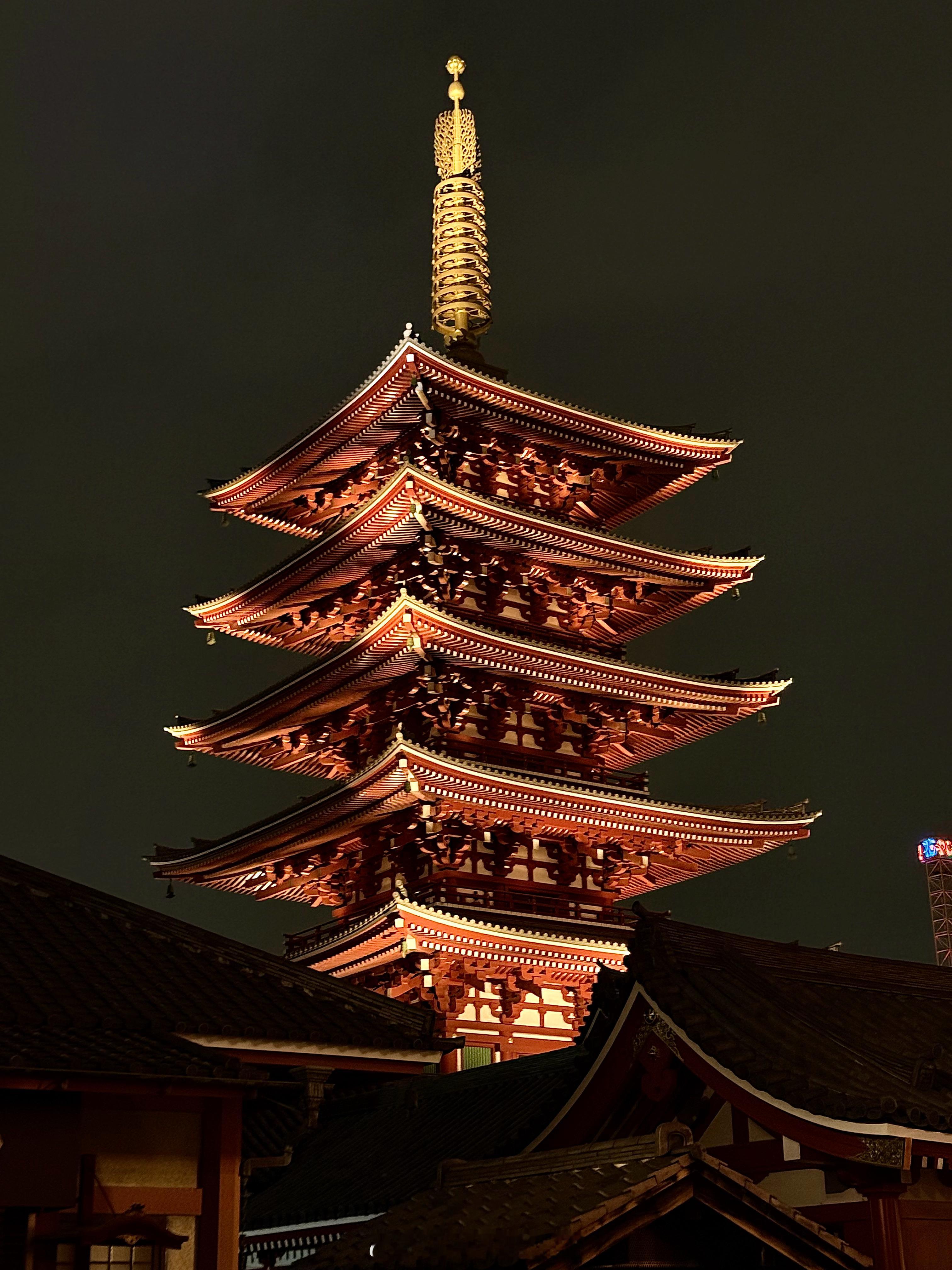 离开日本前还是晚上抽空来浅草寺参与了下抽签 抽到大吉啦[老师爱你]！  ​​​
