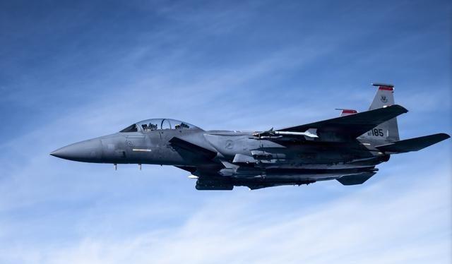 泽连斯基这次真要流泪了。美国今年要淘汰20架F-15E战机、6架F-16战机、2