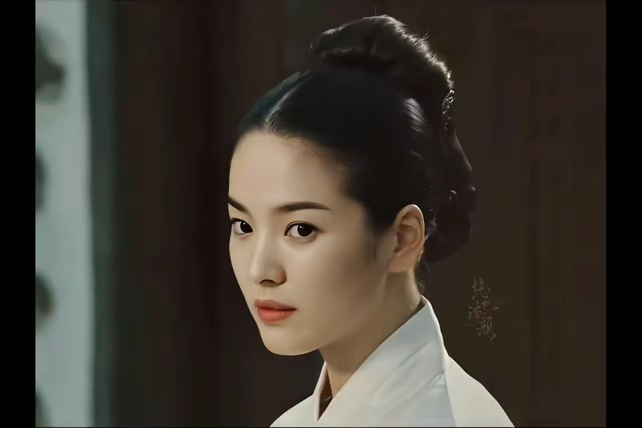 宋慧乔
韩剧的顶流明星
至今在韩圈无人超越
无论是她的美貌还是演技
堪称韩剧的里