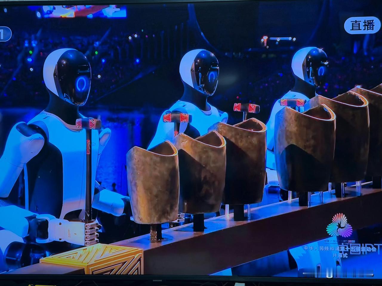 这下好了，

不仅业内人士惊呆了，

电视机前的观众也惊呆了，今晚全运会开幕出现