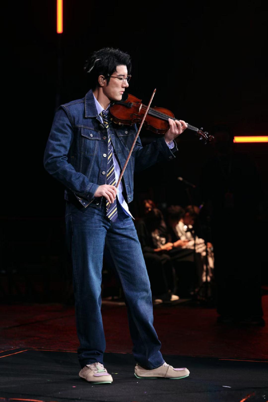 王力宏唱shallow其实很deep 王力宏弹琴0帧起嗓唱《shallow》，转